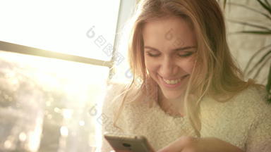 微笑女人发短信短信智能手机快乐的女人发短信移动